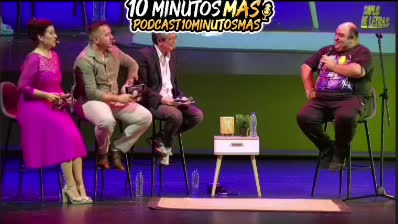 Fotograma del tráiler: las voces del podcast en el escenario del Teatro Leal, durante Soplo de Letras